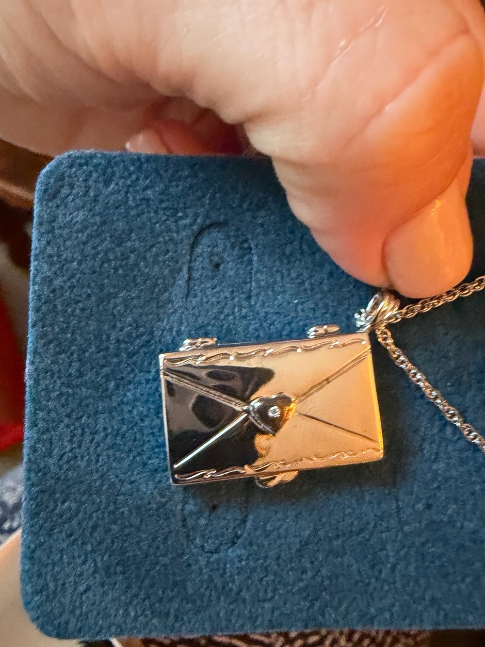 Silver Locket Necklace "I Love You" with Engraved Message - Picture 4 of 4
